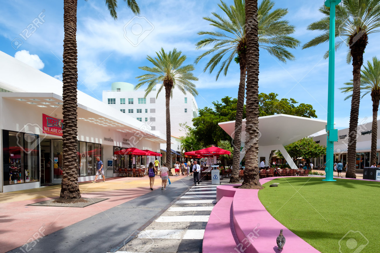 Lincoln Road Mall in Miami - Fashionable outdoor shopping and