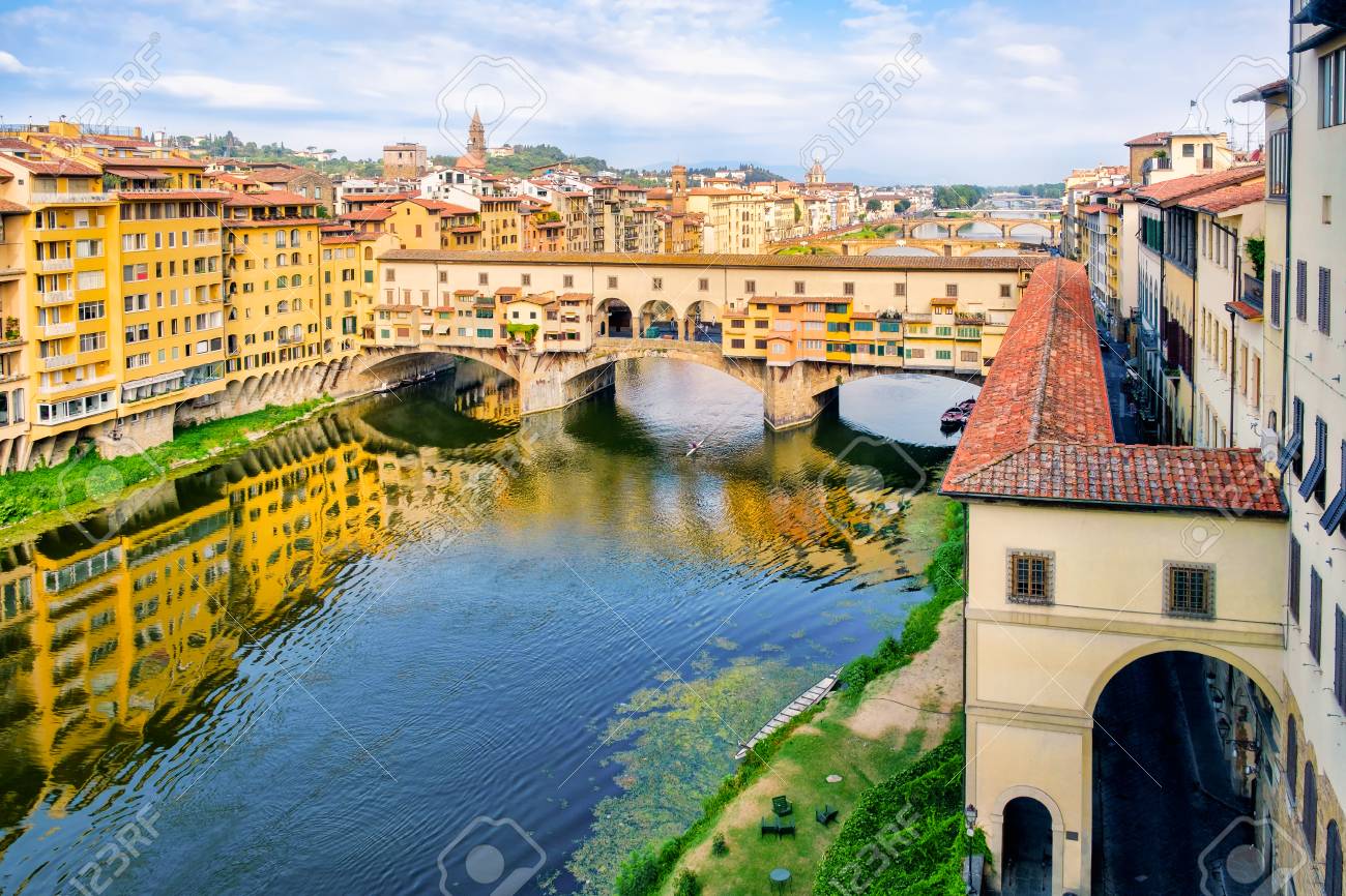 イタリアのフィレンツェの中世都市にあるアルノ川沿いのヴェッキオ橋 の写真素材 画像素材 Image 6365