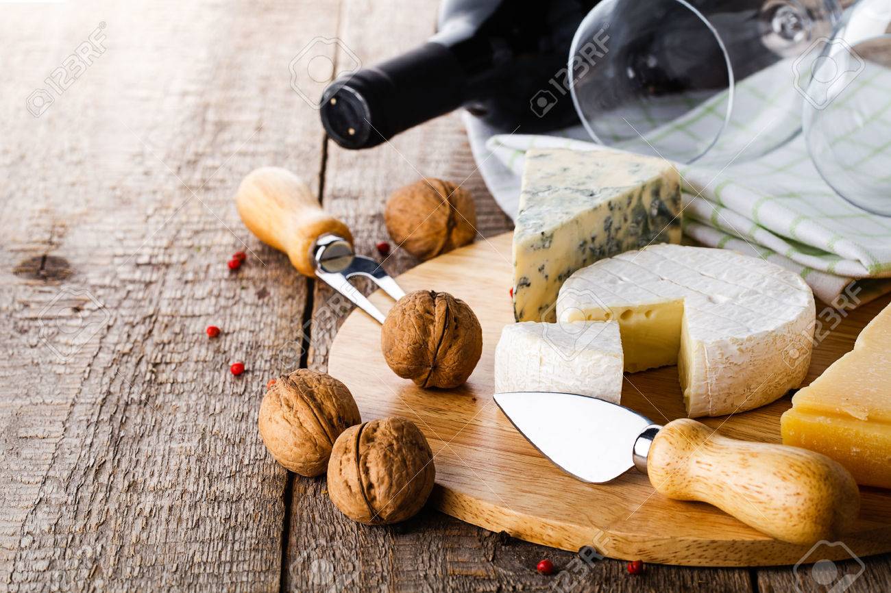 сыр бри и вино. сыр к белому вину. сыр бри и вино. вино и сыр франция. вино с сыром с плесенью.