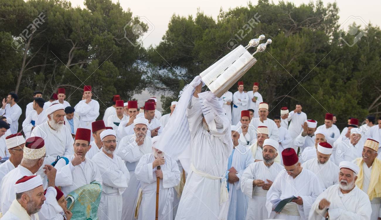 ナブルス 西銀行 6 月 24 日 古代サマリア人コミュニティが保持している Torah スクロール シャブオットの神聖な日の間にゲリジム山で 12 年 6 月 24 日上の司祭 シャブオットは Holyday Commemoretas 日神の記念日 Th に律法を与えた の写真素材 画像素材 Image ナブルス 西銀行 6 月 24 日 古代サマリア人コミュニティが保持している Torah スクロール シャブオットの神聖な日の間にゲリジム山で 12 年 6 月 24 日上の司祭 シャブオットは Holyday Commemoretas 日神の記念日 Th に律法を与えた の写真素材 画像素材 Image