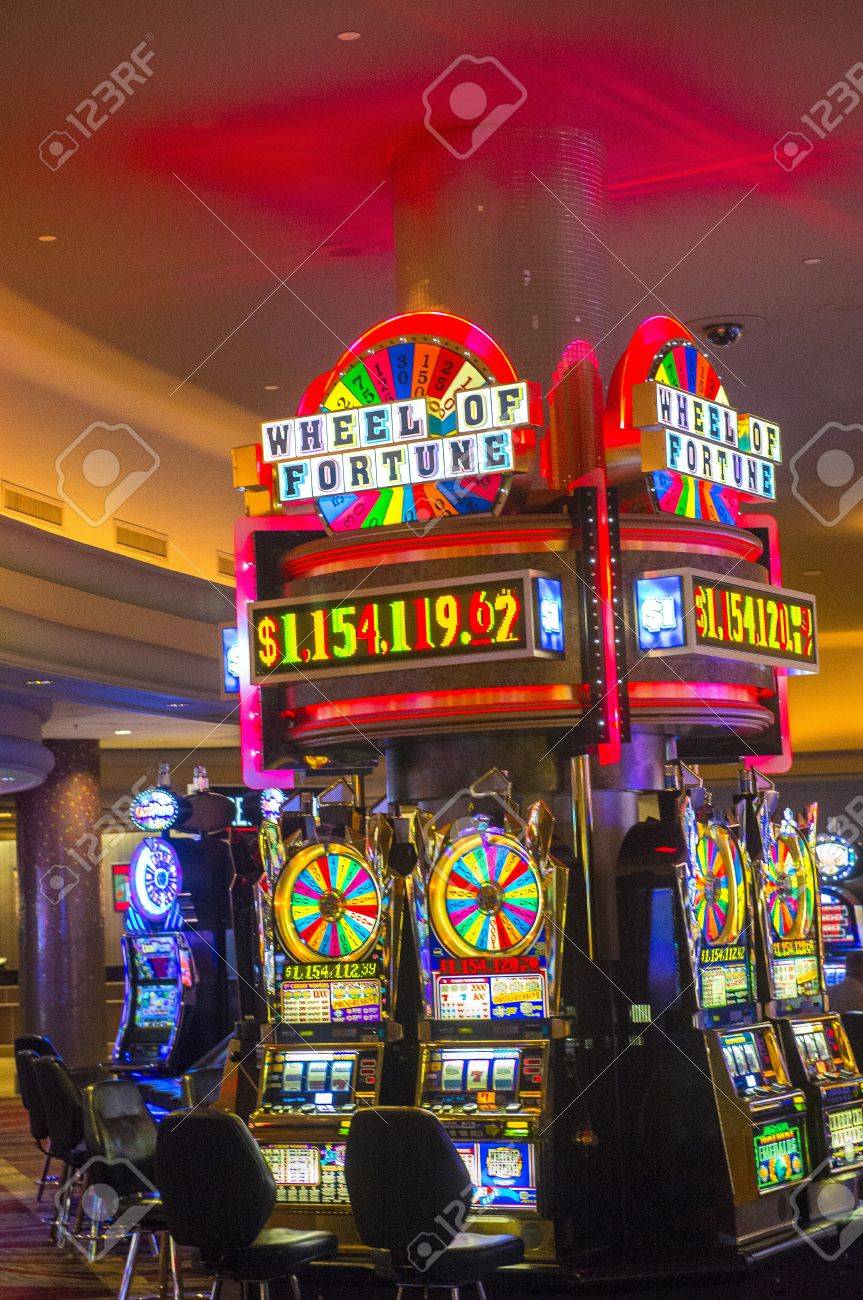 LAS VEGAS - 년 11 월 8 일 : 라스베가스 년 11 월 08 2012 년 인테리어 카지노와 슬롯 머신. 2012 년 라스  베이거스는 39 플러스 만 방문자의 모든 시간 방문자 볼륨