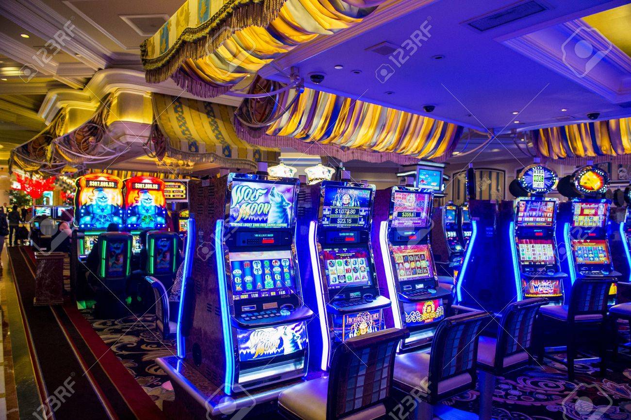 LAS 라스베가스 - DEC 08 : 라스 베이거스에서 2012년 12월 5일에 실내 카지노와 슬롯 머신. 2012 년 라스 베이거스는  39 플러스 만명의 모든 시간 방문자 볼륨 기록을 깰 것으로 예상된다 로열티 무료