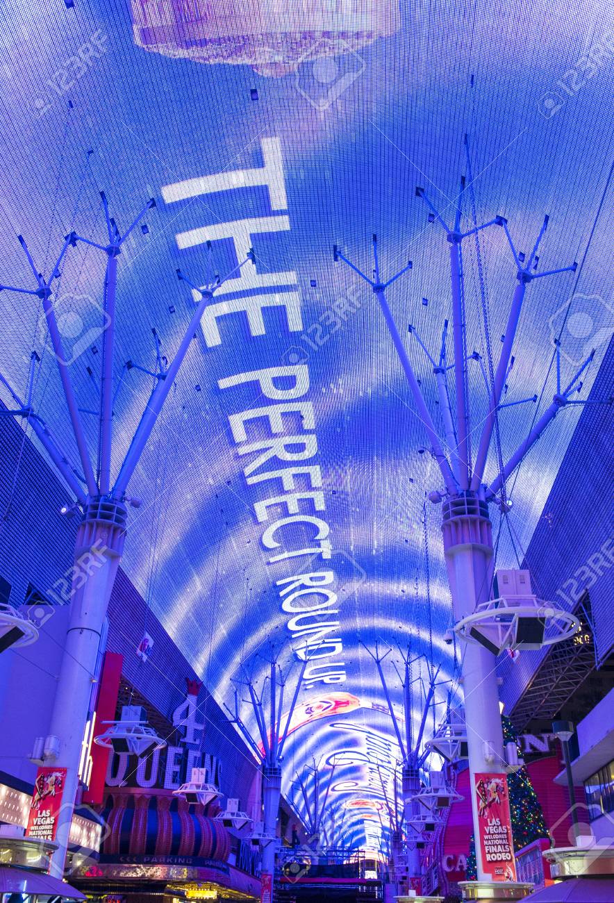 Las Vegas 12 月 07 日 フリーモント ストリート体験歩行者モール 12 年 12 月 7 日にラスベガスのダウンタウンのアトラクション 12 年にラスベガスが史上最高の訪問者量記録を破った 39 Plus 人の訪問者 の写真素材 画像素材 Image