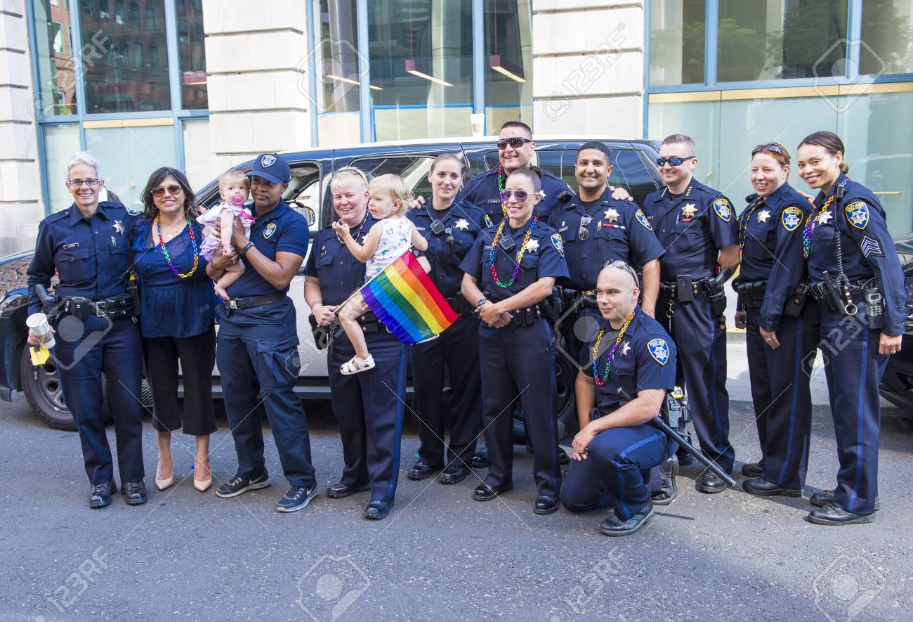 サンフランシスコ 6 月 30 日 サン対岸から見た写真警察 13 年 6 月 30 日に年次サン Francisco ゲイ プライド パレードに参加してくださいからの正体不明の警察のスタッフ の写真素材 画像素材 Image