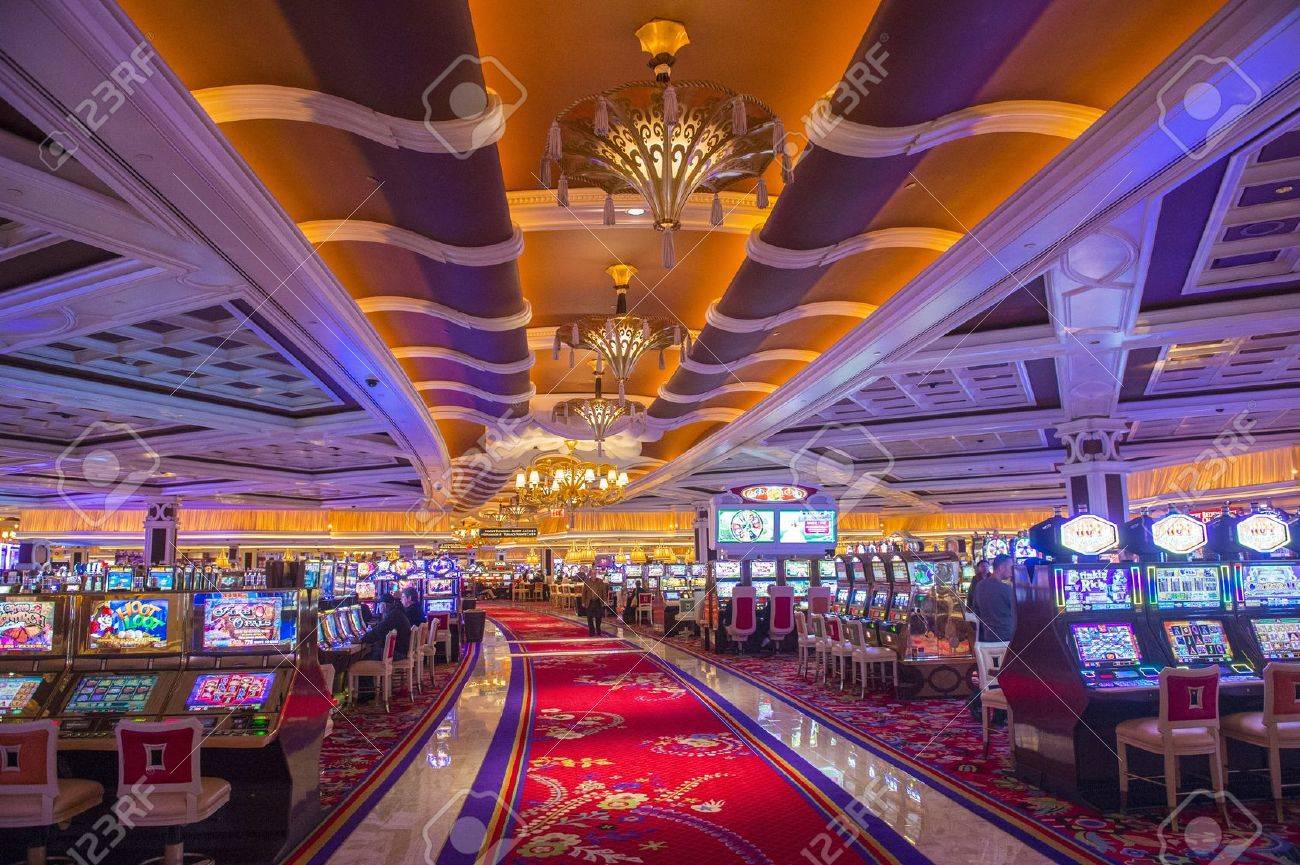 라스 베가스 -FEB 26 : 라스 베이거스에서 2013 년 2 월 26에 윈 호텔과 카지노의 내부. 이 호텔은 2,716 개의 객실을  보유하고 있으며 2005 년에 문을 열었습니다. 로열티 무료 사진, 그림, 이미지