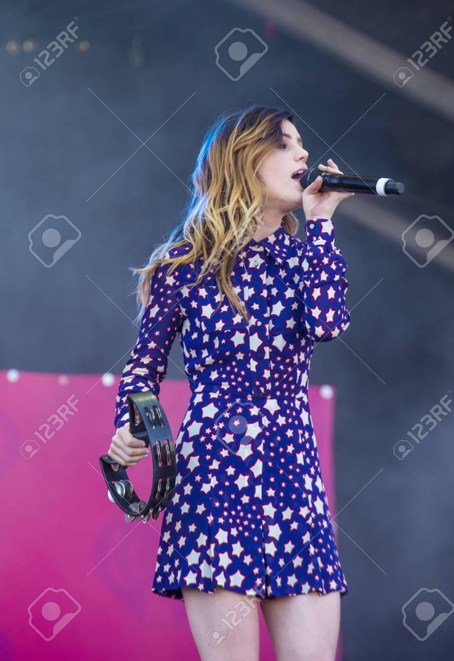 Las Vegas 19 September Musiker Sydney Sierota Von Echosmith Fuhrt Auf Der Buhne An Der 2015 Iheartradio Music Festival In Las Vegas Dorf Am 19 September 2015 In Las Vegas Nevada