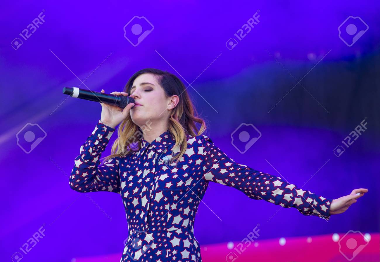 Las Vegas 19 September Musiker Sydney Sierota Von Echosmith Fuhrt Auf Der Buhne An Der 2015 Iheartradio Music Festival In Las Vegas Dorf Am 19 September 2015 In Las Vegas Nevada