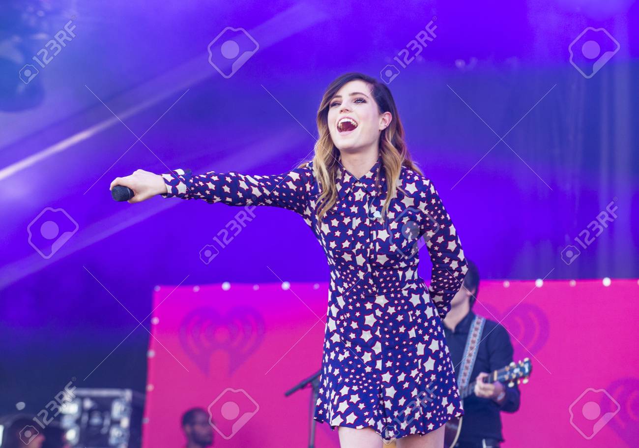 Las Vegas 19 September Musiker Sydney Sierota Von Echosmith Fuhrt Auf Der Buhne An Der 2015 Iheartradio Music Festival In Las Vegas Dorf Am 19 September 2015 In Las Vegas Nevada