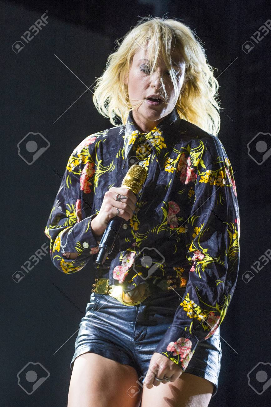 Las Vegas 25 September Musiker Emily Haines Von Metric Fuhrt Auf Der Buhne Wahrend Des Tages 1 Des 2015 Das Leben Ist Schon Festival Am 25 September 2015 In Las Vegas