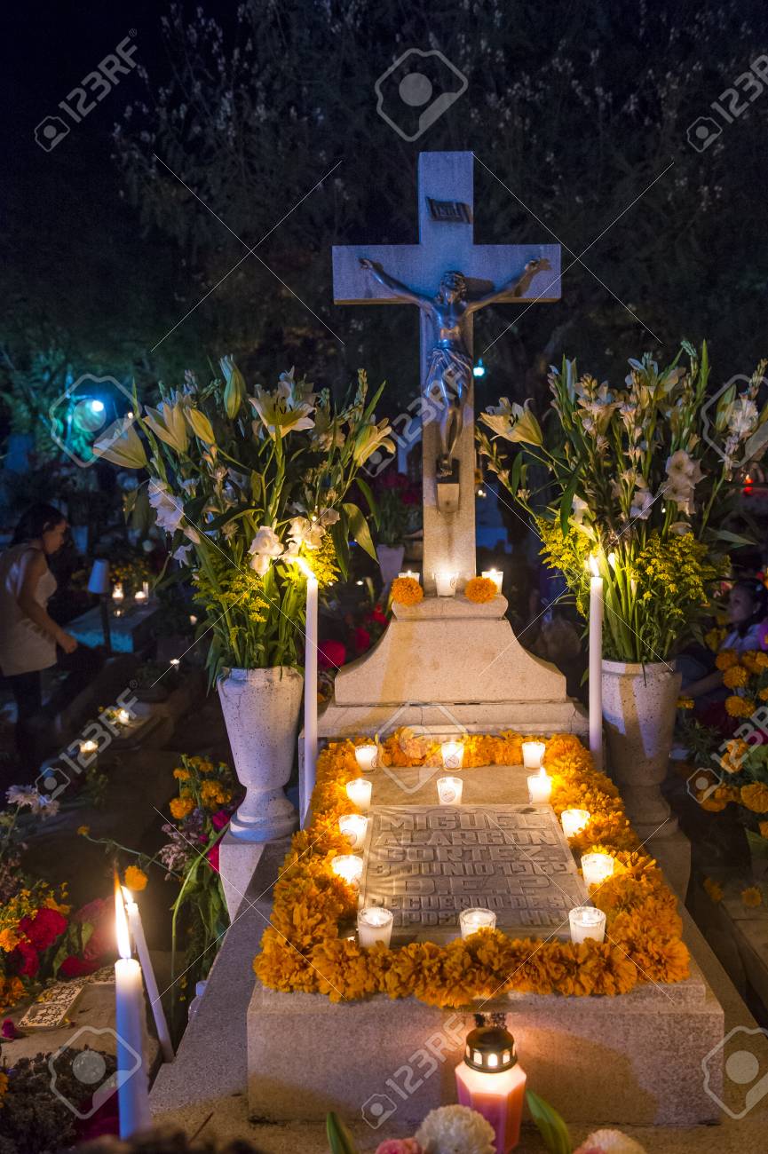 墓地オアハカの死者の日の間に夜 の写真素材 画像素材 Image
