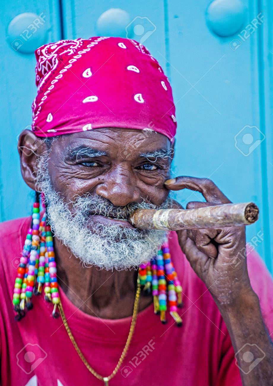 ハバナ キューバ 7 月 18 日 16 年 7 月 18 日に古いハバナの通りでキューバ人喫煙葉巻の肖像画 キューバは 今年以上 9000 万葉巻を輸出します の写真素材 画像素材 Image