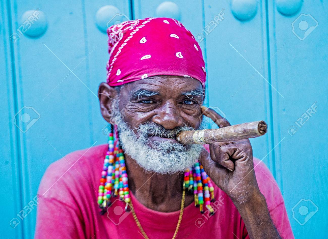 ハバナ キューバ 7 月 18 日 16 年 7 月 18 日に古いハバナの通りでキューバ人喫煙葉巻の肖像画 キューバは 今年以上 9000 万葉巻を輸出します の写真素材 画像素材 Image