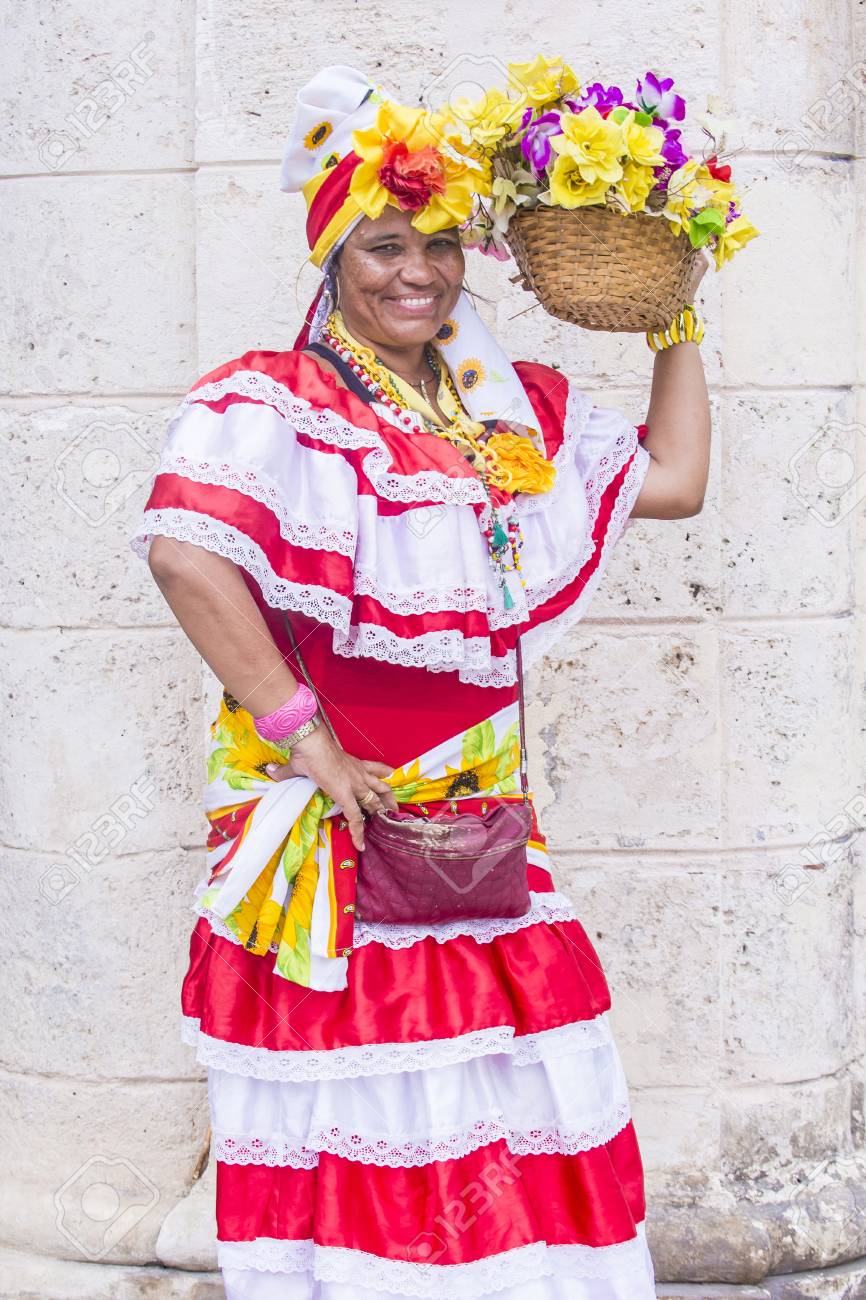 ハバナ キューバ 7 月 18 日 16 年 7 月 18 日に古いハバナの通りで伝統的な服とキューバの女性 ハバナの歴史的なセンターは 19 年以来ユネスコ世界遺産です の写真素材 画像素材 Image