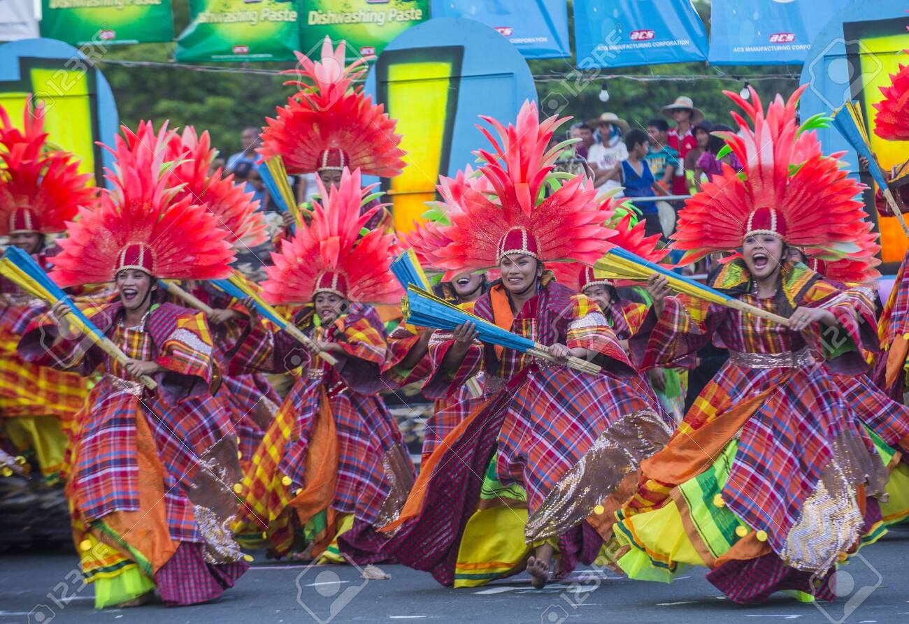 マニラ、フィリピン-4月27日：2018年4月27日にフィリピンのマニラで開催されるアリワンフィエスタの参加者。アリワンフィエスタは、フィリピン のさまざまな文化祭を集める毎年恒例のイベントです。の写真素材・画像素材 Image 132884674