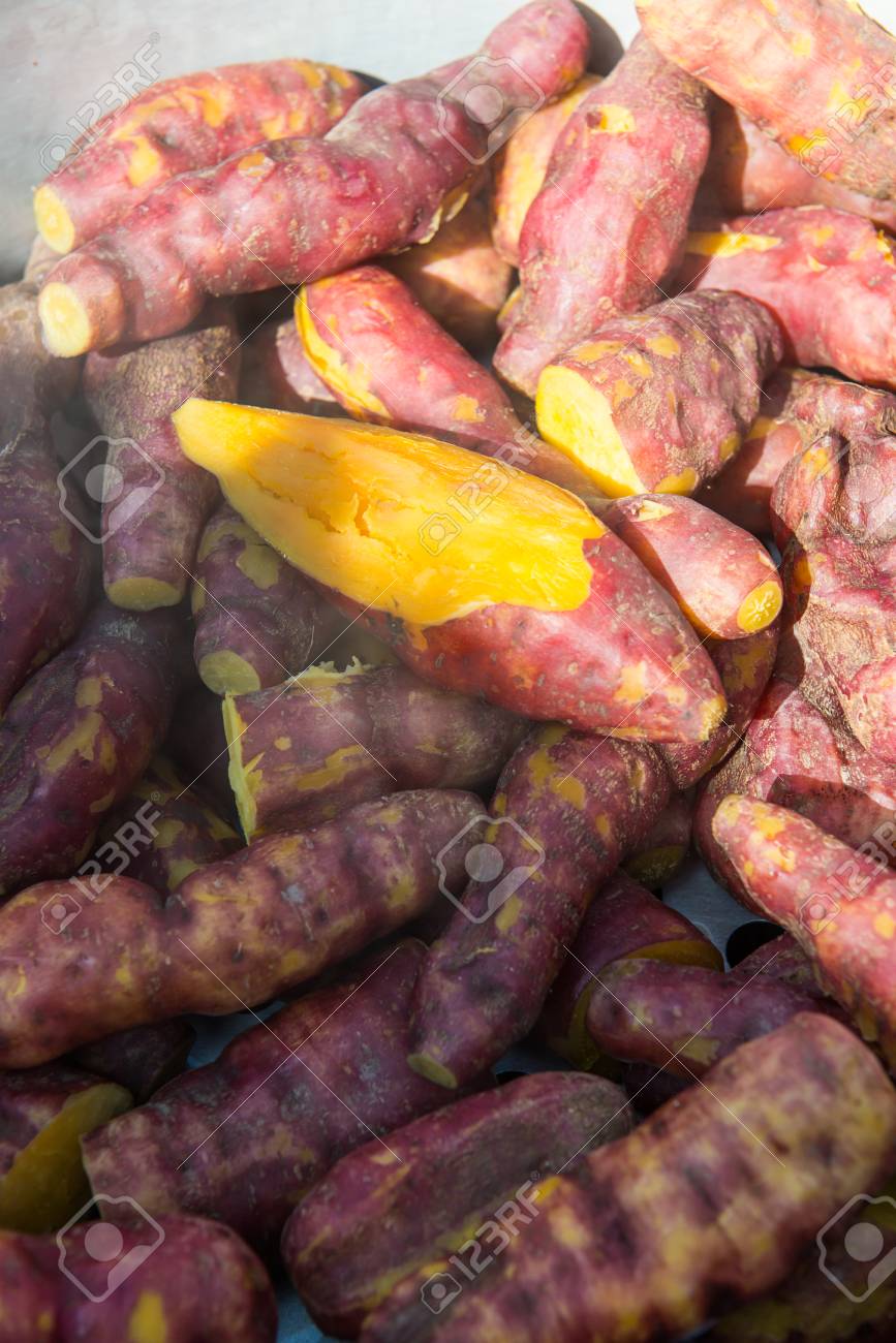 Cuit A La Vapeur De La Patate Douce Au Marche Thailandais