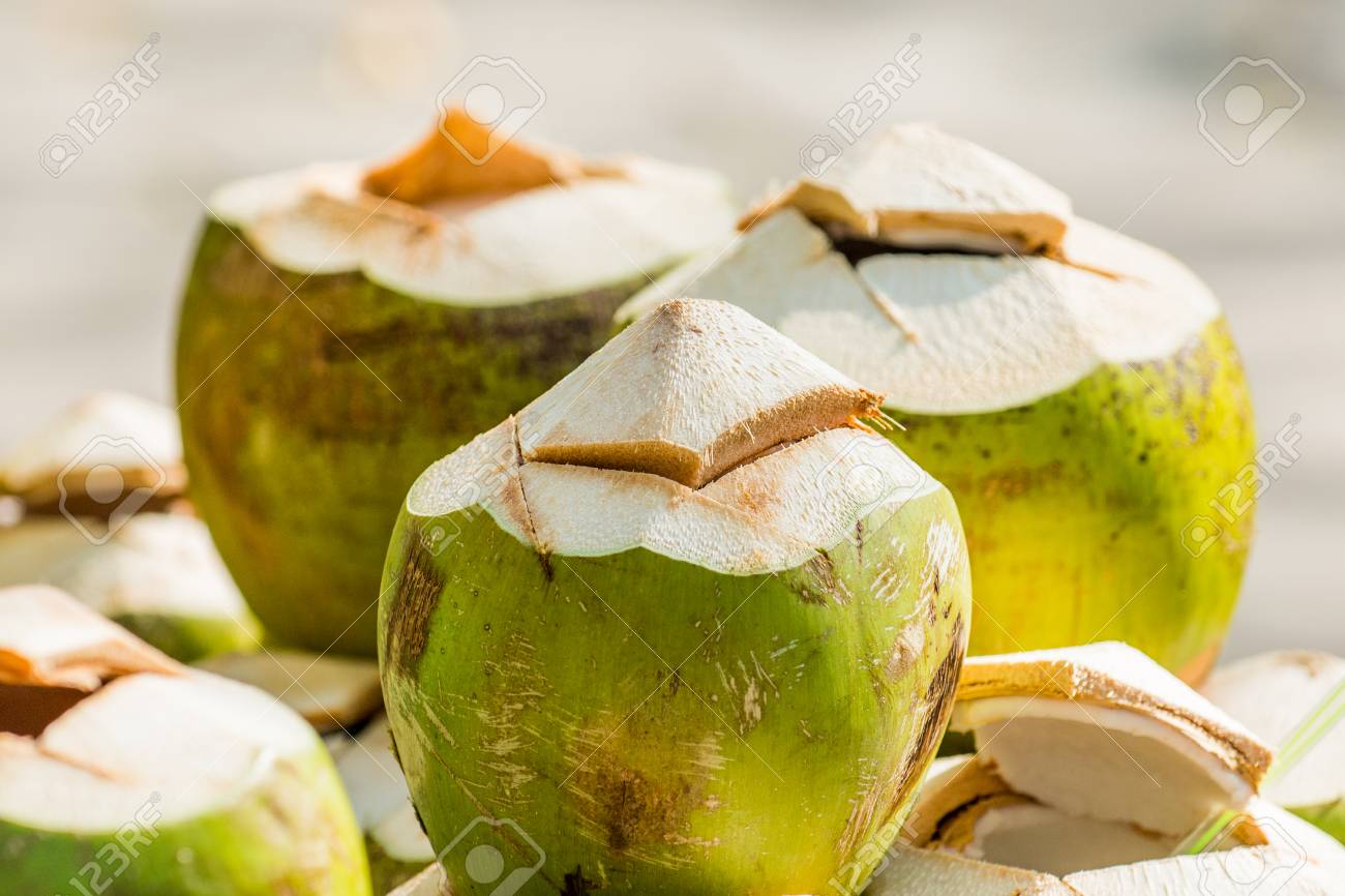 Noix De Coco Au Marché Thaïlandais, Thaïlande Banque D'Images Et Photos Libres De Droits. Image 25337273.