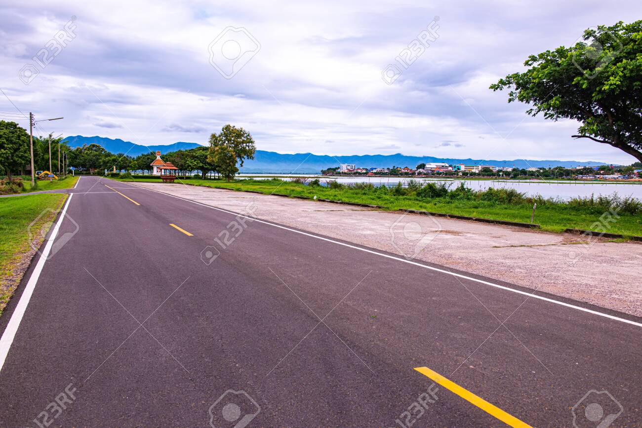 Road and running track beside Kwan Phayao lake, Thailand. - 131432830 Road and running track beside Kwan Phayao lake, Thailand. - 131432830