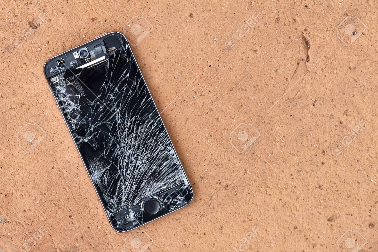 Telephone Mobile Moderne Avec Ecran Casse Sur Fond De Pierre