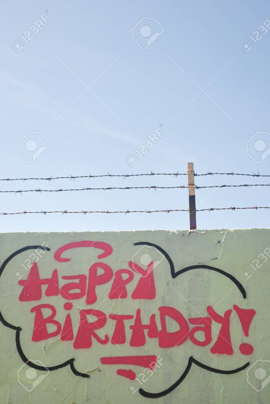 El Arte Del Graffiti La Pared Con Alambre De Puas Y Feliz