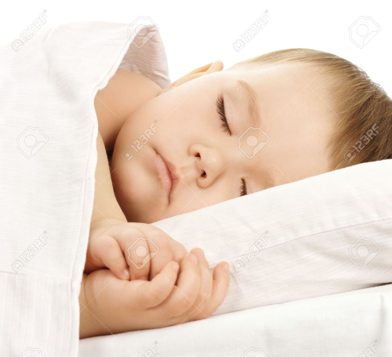 Cute Enfant Qui Dort Dans Son Lit, Isolé Sur Blanc Banque D'images Et  Photos Libres De Droits. Image 4305442.