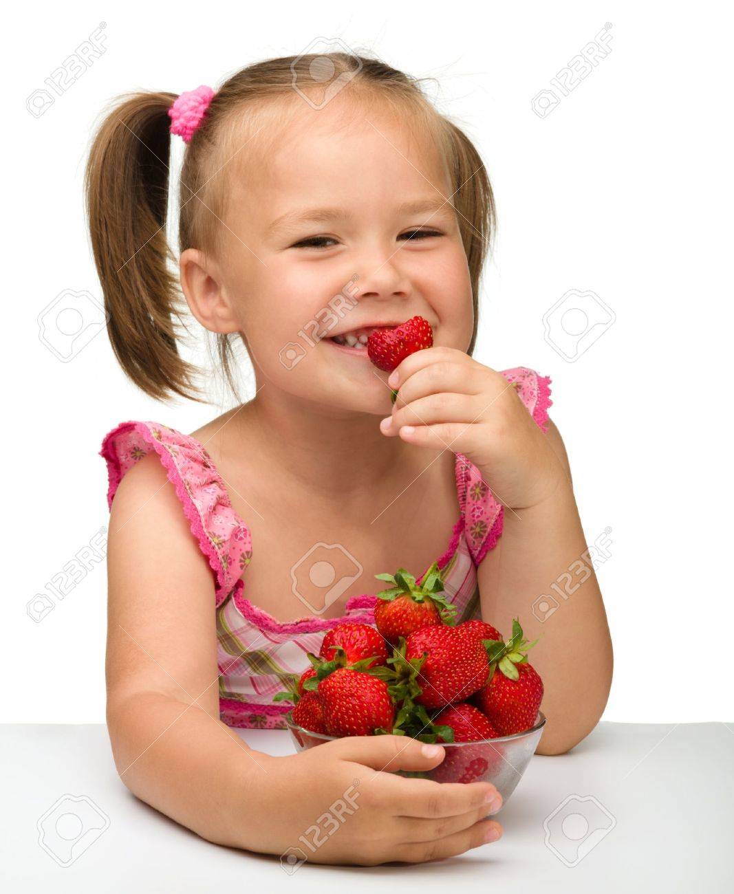 Клубника. Does rita like strawberries. Клубника. Девочка ест клубнику. Does rita like strawberries.