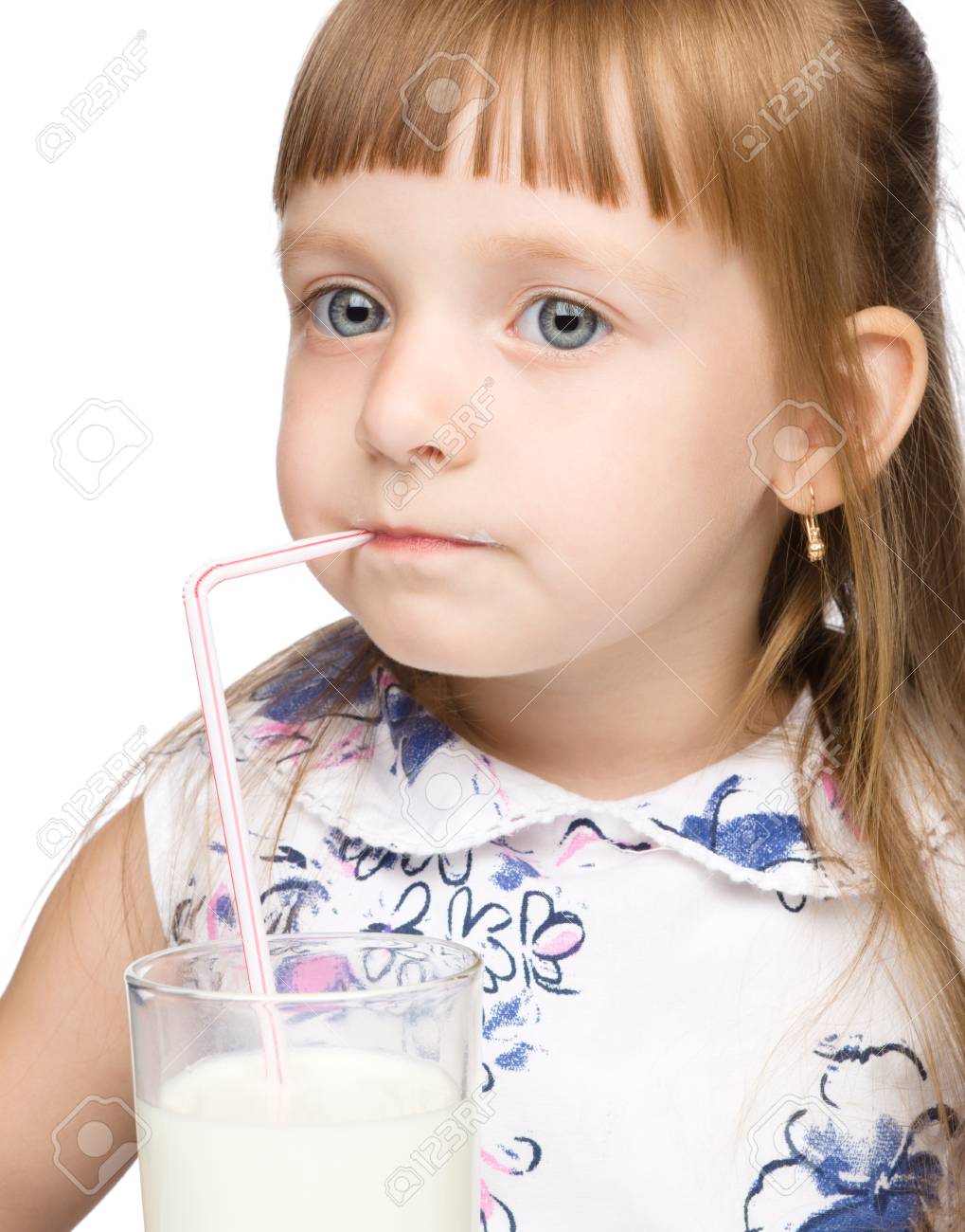 かわいいストローの使用女の子ドリンク ミルクを少しは 白の分離 の写真素材 画像素材 Image