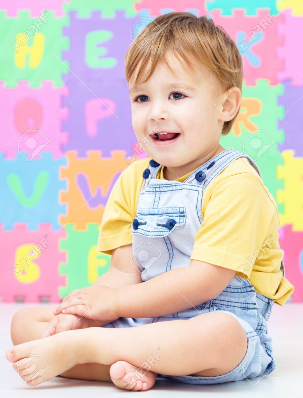 Retrato De Un Ni?entado En El Piso Fotos, Retratos, Imágenes Y ...
