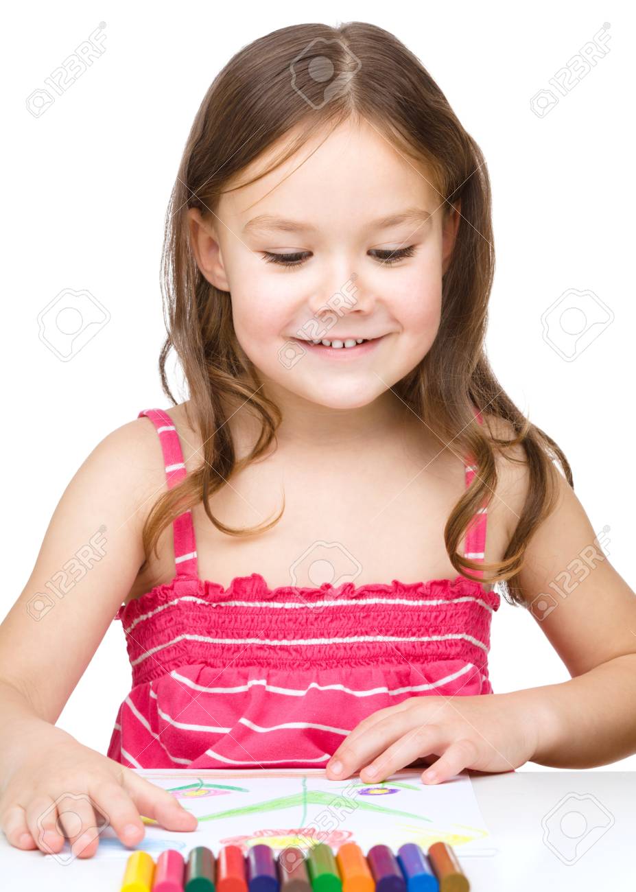 Petite Fille Se Dessiner Avec Des Crayons Colorés Tout En Restant Assis à Table Isolé Sur Blanc