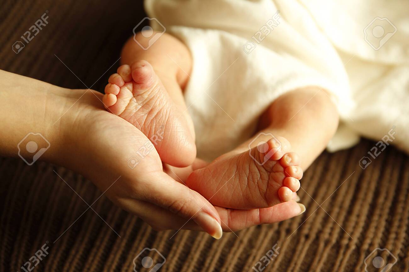 足 1 つかわいい新生児赤ちゃんの母親の手の中 の写真素材 画像素材 Image 足 1 つかわいい新生児赤ちゃんの母親の手の中 の写真素材 画像素材 Image