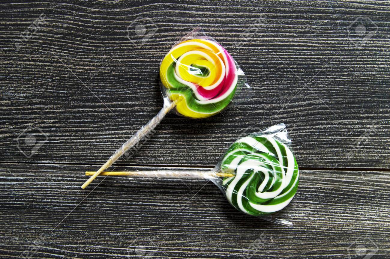 色と模様のキャンディー 楽しいカラフルなキャンディー子供大好き書かれた砂糖の色し 柄のキャンディー 楽しい子供の飴 の写真素材 画像素材 Image