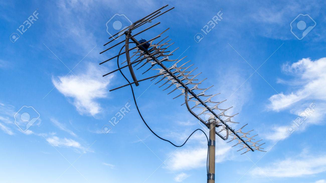 aerial home tv antenna on a blue sky banco de imagens royalty free