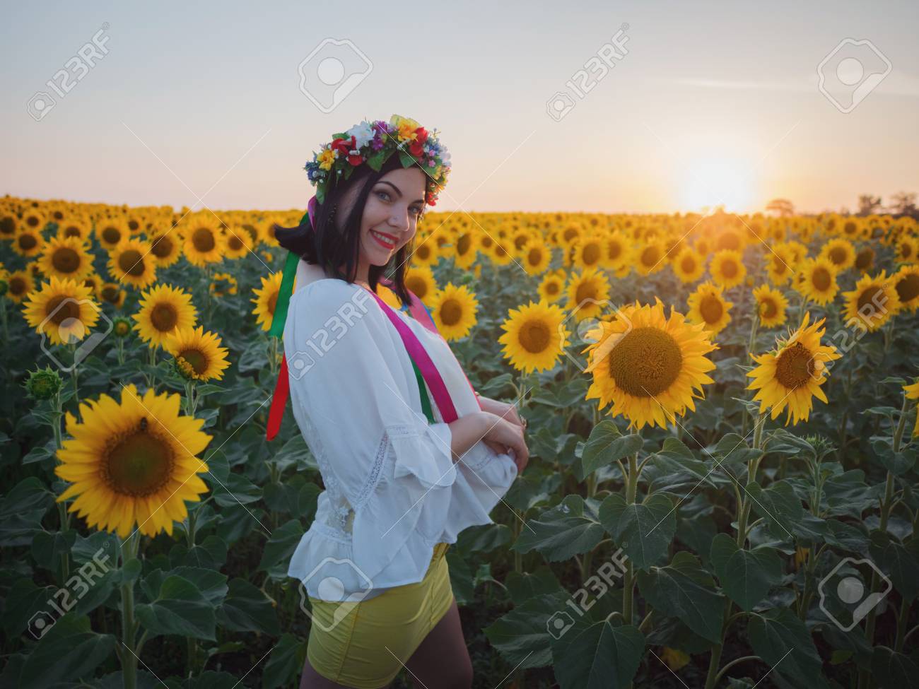 ひまわり畑で幸せな女は 陽気で楽しい 花畑でウクライナの女の子 花の花輪笑顔で白人の若い女性 伝統的なウクライナの服 女性らしさの概念 の写真素材 画像素材 Image