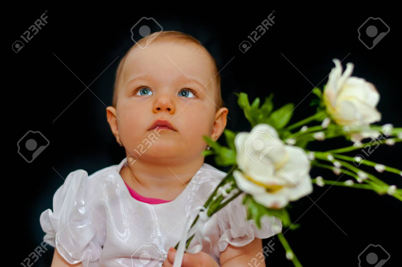 Petite Demoiselle D Honneur Bebe Avec Fleur Banque D Images Et Photos Libres De Droits Image