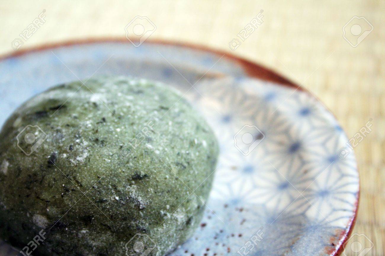 Daifuku Un Japonais Doux Compose De Mochi A Base De Riz La Couleur Verte Est De Yomogi Un Japonais Herbe Il Est Rempli De Pate De Haricot Rouge Anko Banque D Images Et
