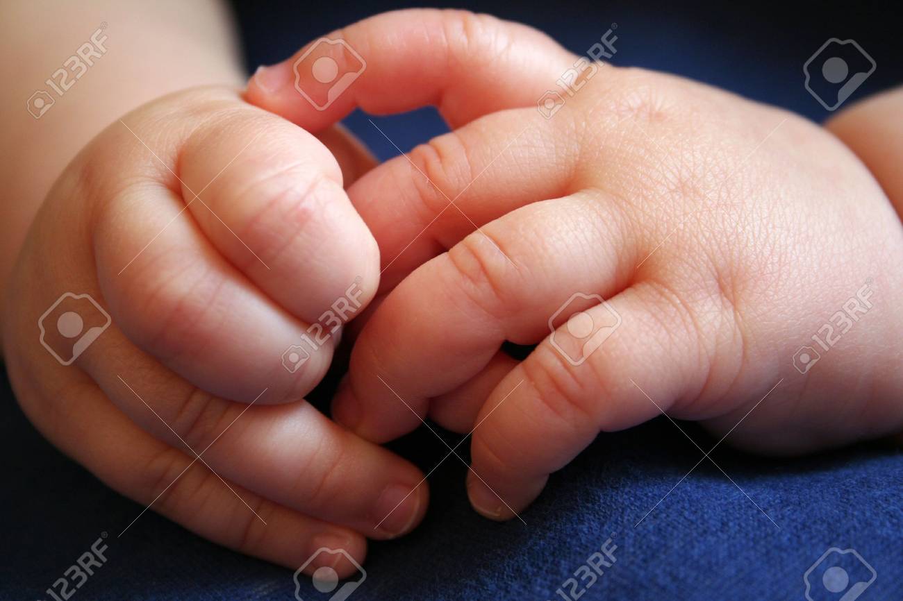 Mains De 6 Mois Un Bebe Banque D Images Et Photos Libres De Droits Image