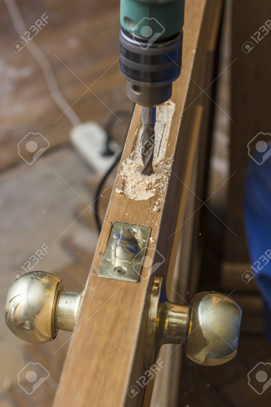 Schreiner Macht Ein Loch In Alten Holztür Die Einsteckschloss Für ... Schreiner Macht Ein Loch In Alten Holztür Die Einsteckschloss Für ...