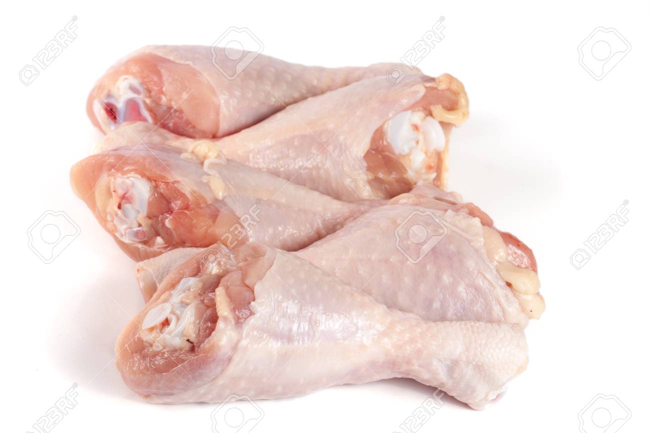 Quatre Pilons De Poulet Cru Isoles Sur Fond Blanc Banque D Images