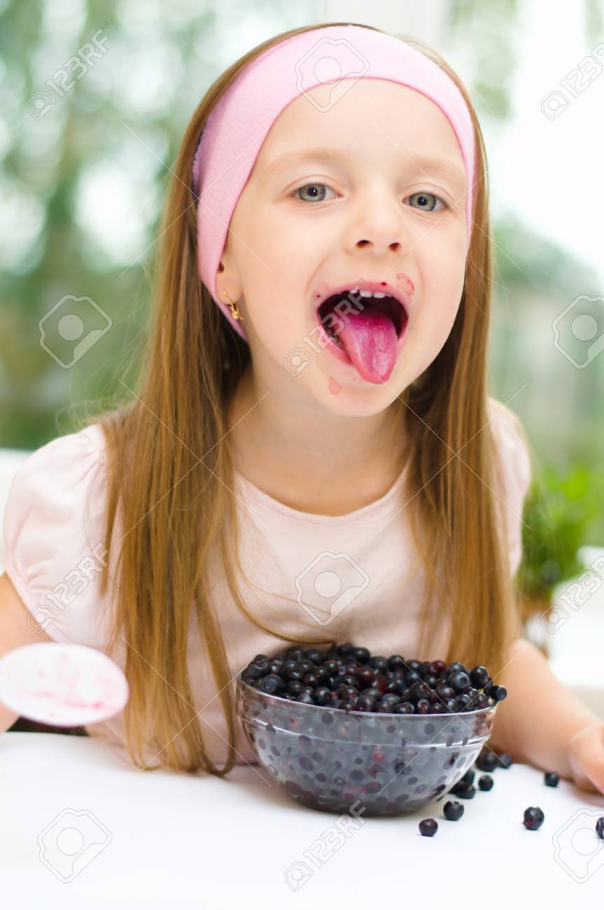 室内の新鮮なブルーベリーを持つ少女 の写真素材 画像素材 Image