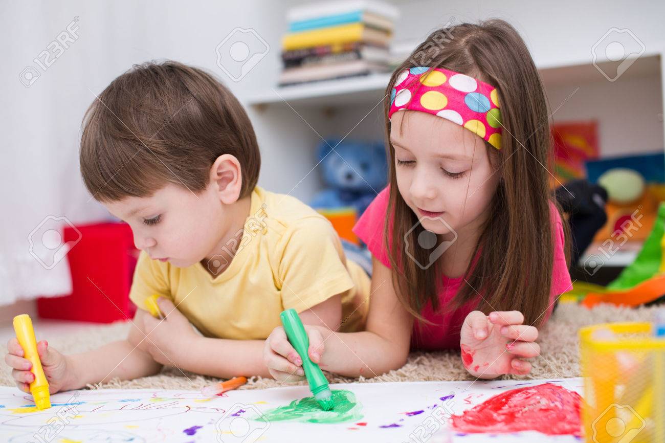 絵筆とカラフルな絵の具でペイントする 2 つの小さな子供たち の写真素材 画像素材 Image