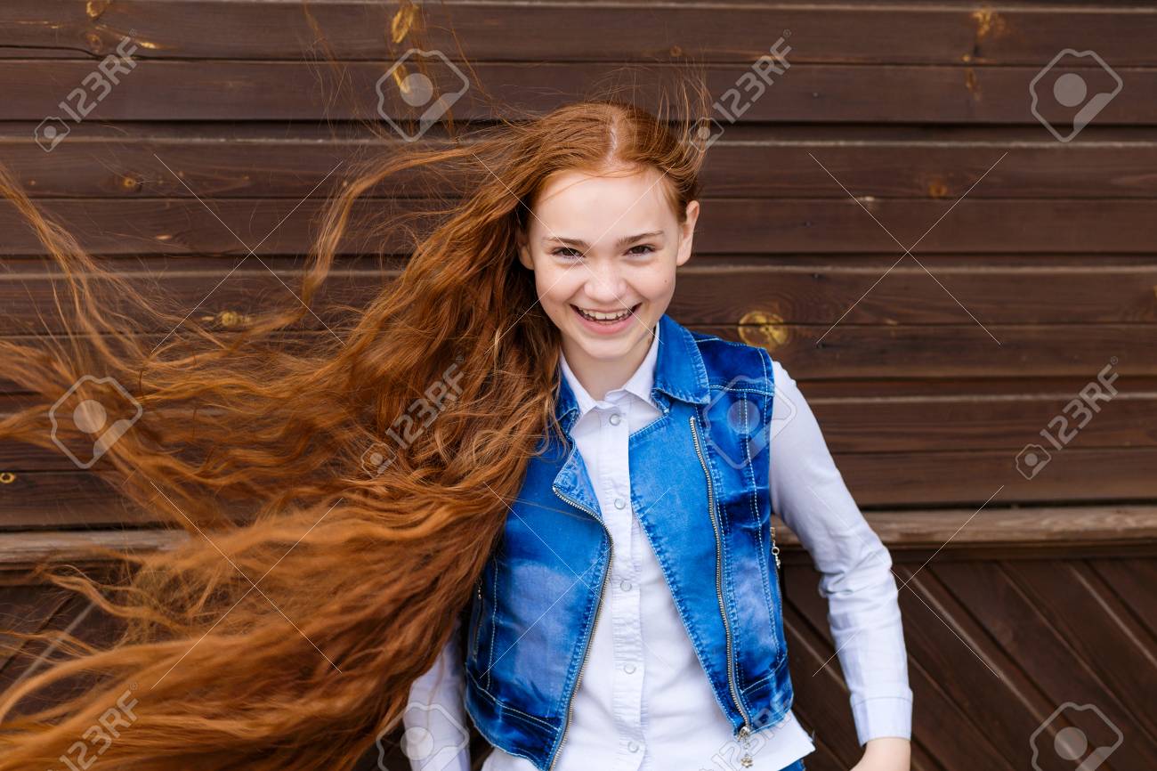 風になびく長い髪の美しい笑顔赤毛の少女の肖像画 の写真素材 画像素材 Image