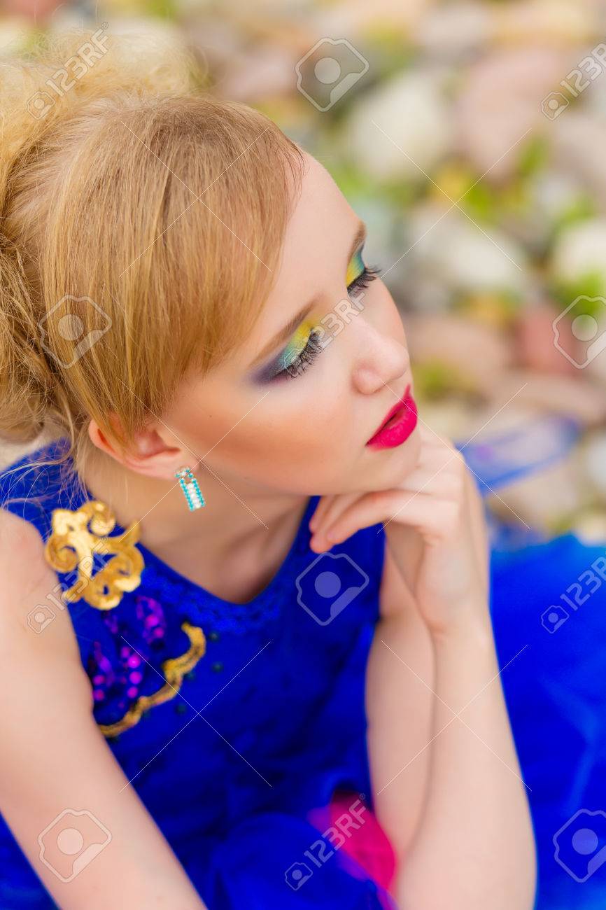 Portrat Einer Schonen Sussen Madchen Mit Make Up In Einem Blauen Kleid Mit Augen Schliessen Lizenzfreie Fotos Bilder Und Stock Fotografie Image 60419492
