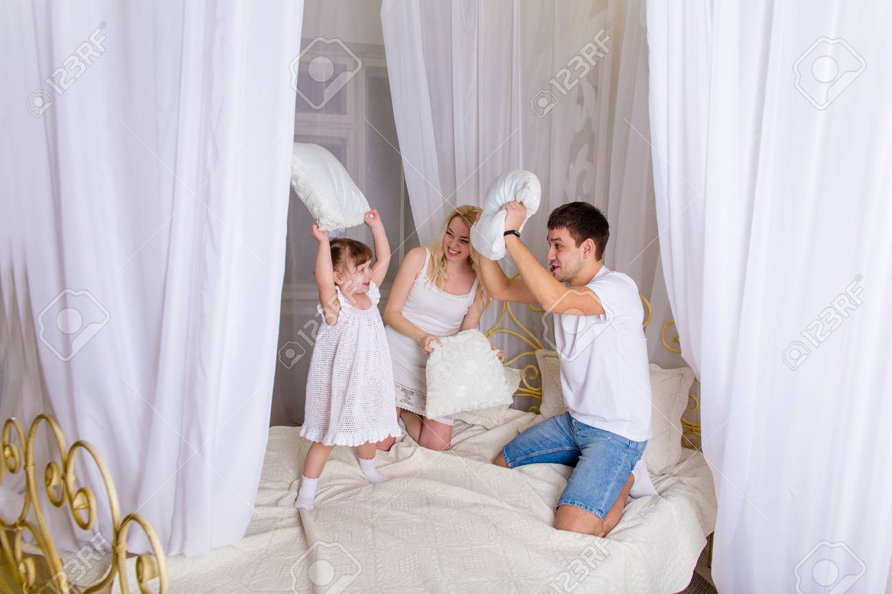 ベッドの上に寝る前に遊ぶ若い家族 の写真素材 画像素材 Image 74058645