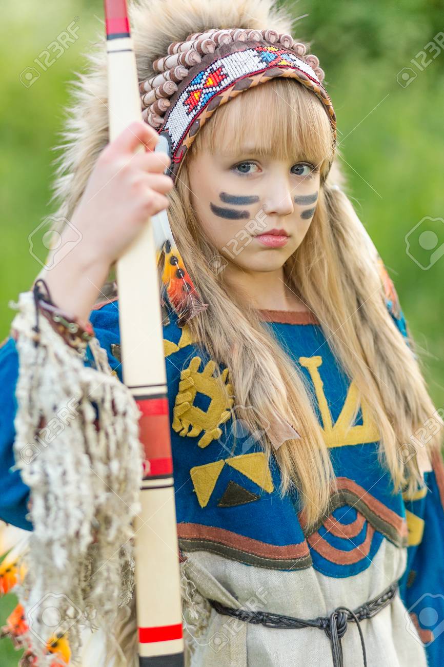 彼女の頭の上の Roucche のインド人と彼女の手で矢と弓のイメージの美しい少女 の写真素材 画像素材 Image 彼女の頭の上の Roucche のインド人と彼女の手で矢と弓のイメージの美しい少女 の写真素材 画像素材 Image
