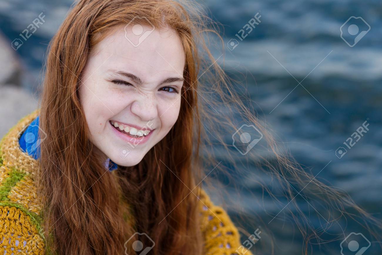 海辺に座ってそばかすで赤毛の女の子 ドックの長い赤い髪のかわいい少女の肖像画 の写真素材 画像素材 Image