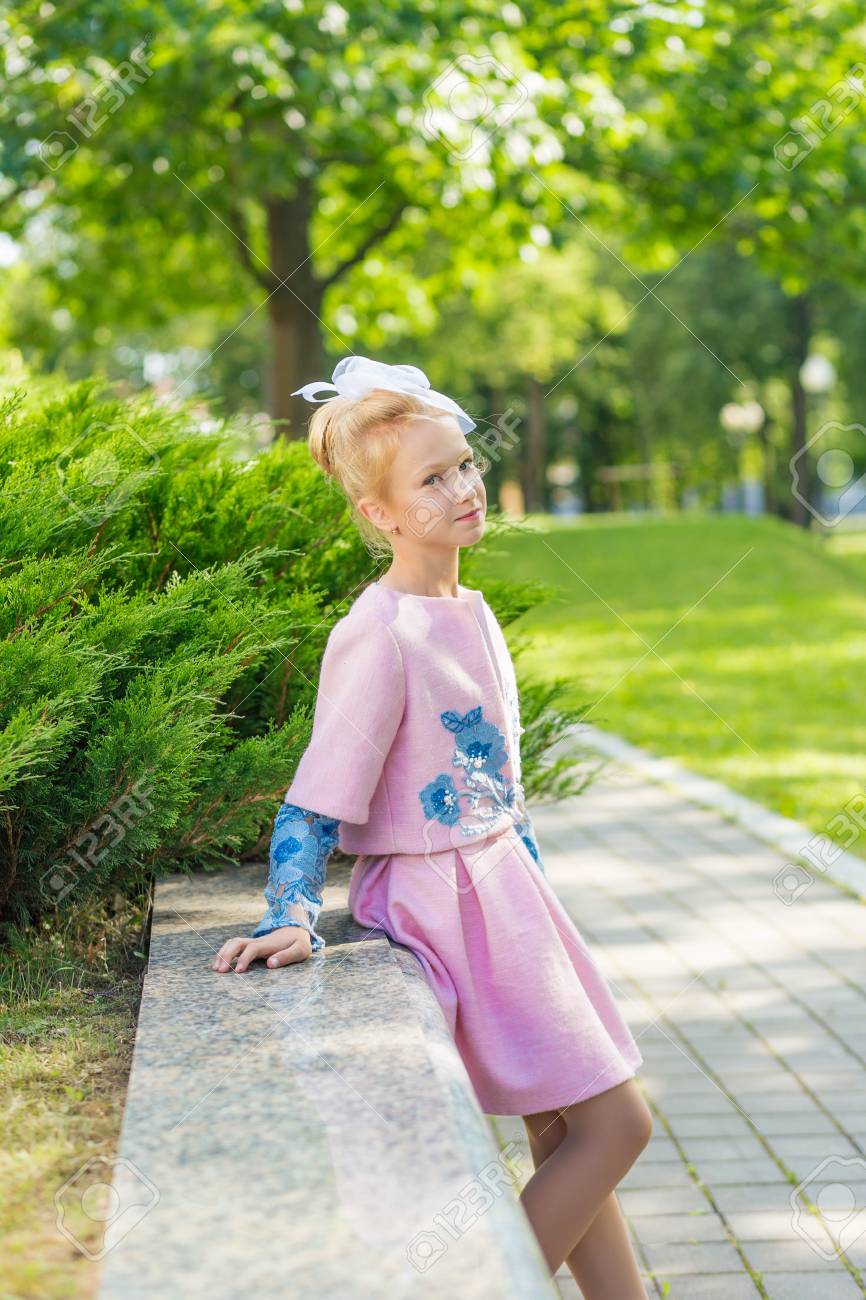 屋外の公園でピンクの服装で金髪の肖像画 ビンテージ スタイル の写真素材 画像素材 Image 屋外の公園でピンクの服装で金髪の肖像画 ビンテージ スタイル の写真素材 画像素材 Image