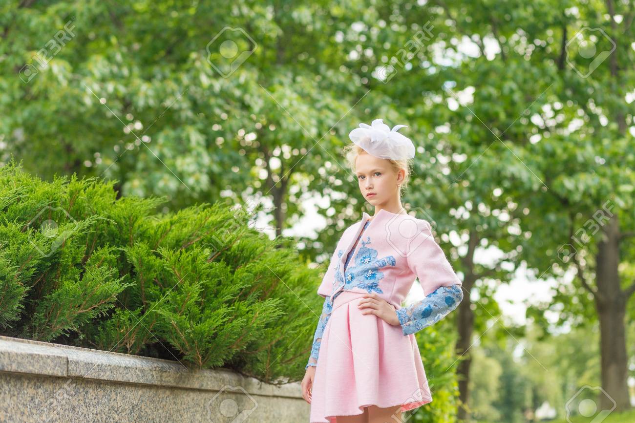 屋外の公園でピンクの服装で金髪の肖像画 ビンテージ スタイル の写真素材 画像素材 Image 屋外の公園でピンクの服装で金髪の肖像画 ビンテージ スタイル の写真素材 画像素材 Image