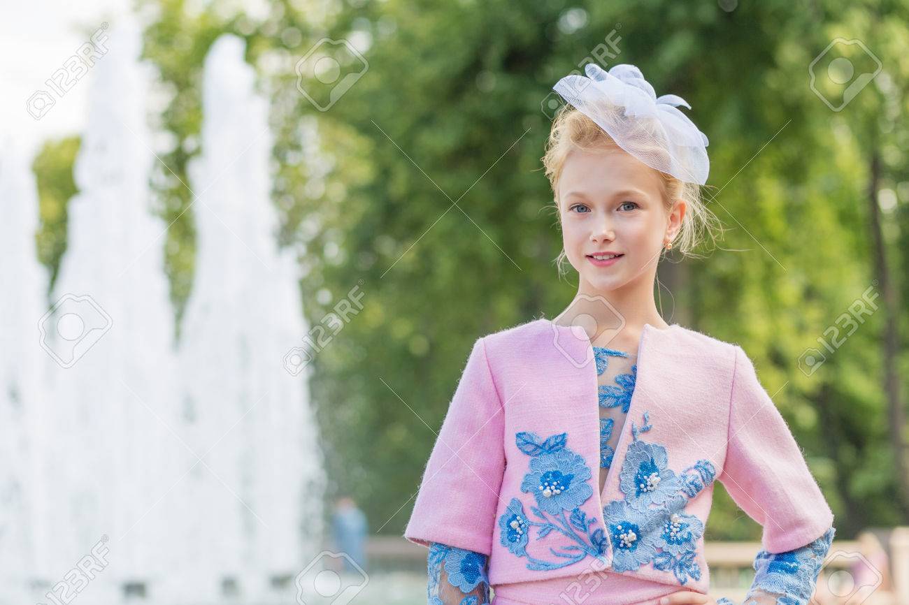 屋外の公園でピンクの服装で金髪の肖像画 ビンテージ スタイル の写真素材 画像素材 Image 屋外の公園でピンクの服装で金髪の肖像画 ビンテージ スタイル の写真素材 画像素材 Image