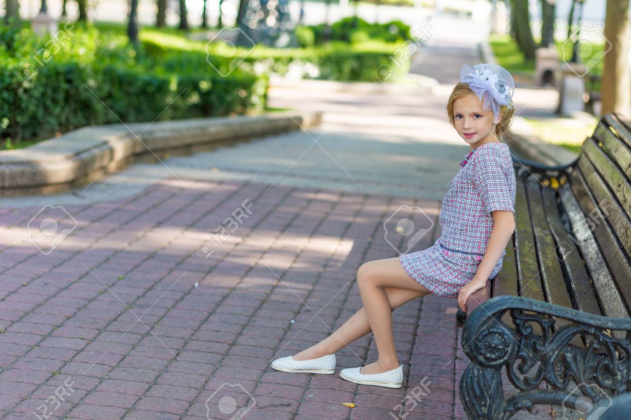 屋外の公園でピンクの服装で金髪の肖像画 ビンテージ スタイル の写真素材 画像素材 Image 屋外の公園でピンクの服装で金髪の肖像画 ビンテージ スタイル の写真素材 画像素材 Image