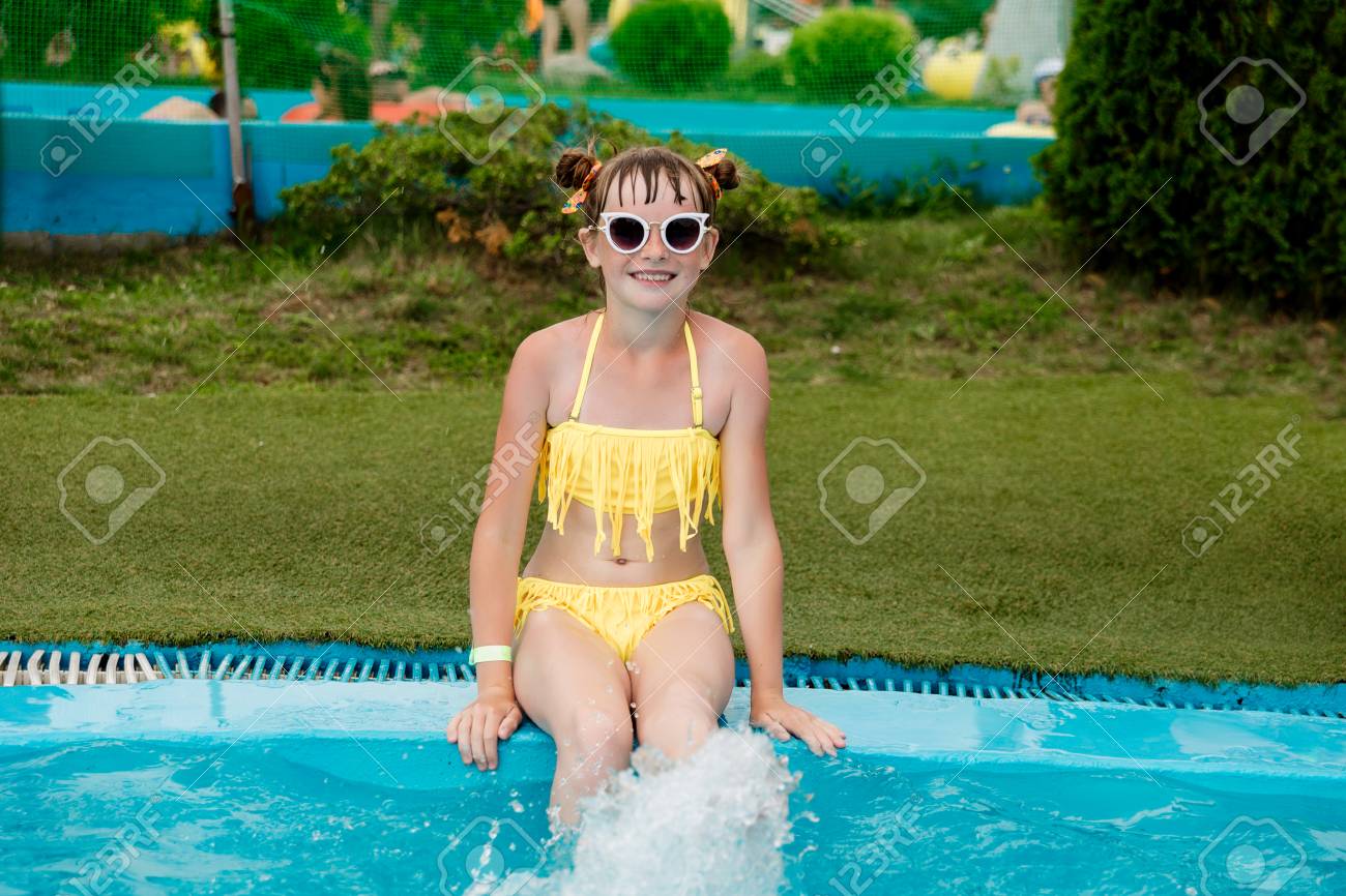 水着姿の美少女が夏までにプールで泳ぐ の写真素材 画像素材 Image