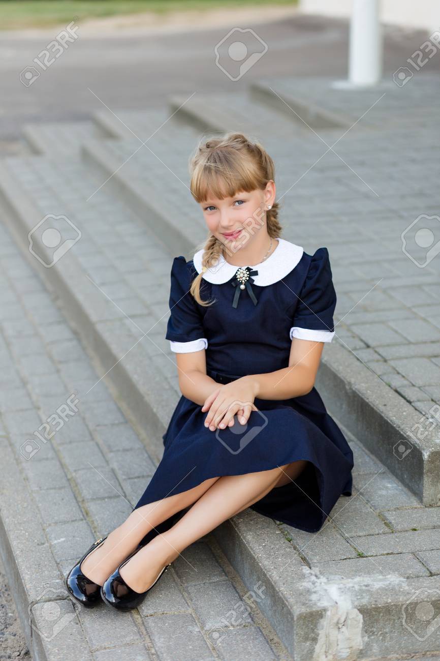 金髪　美少女　制服　 学校でクラスの前に学校の制服を着た美少女の肖像画。スクール スタイルの写真素材・画像素材 Image 90075499